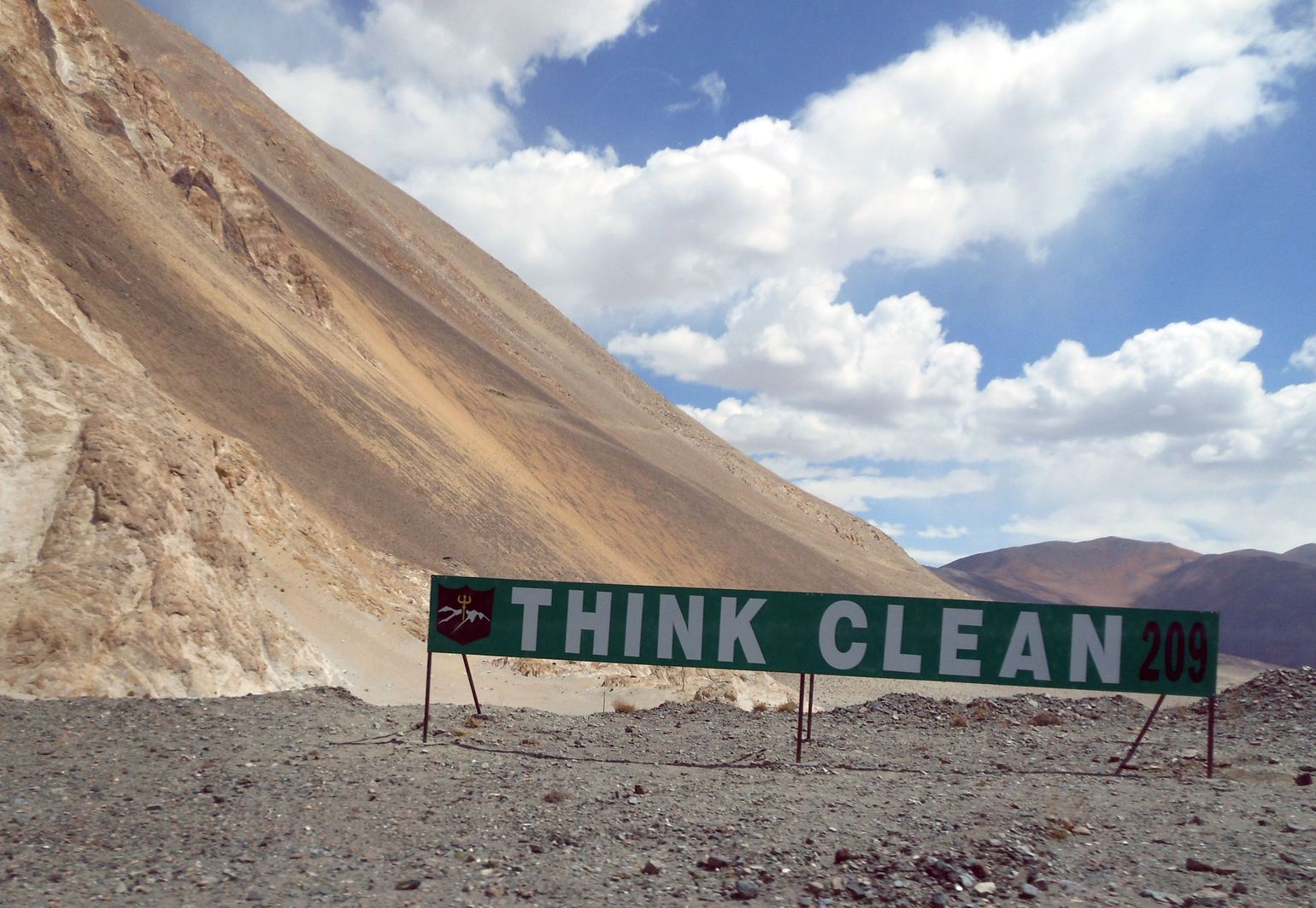 Think Clean bord in de bergen in Ladakh, India, duurzaam reizen