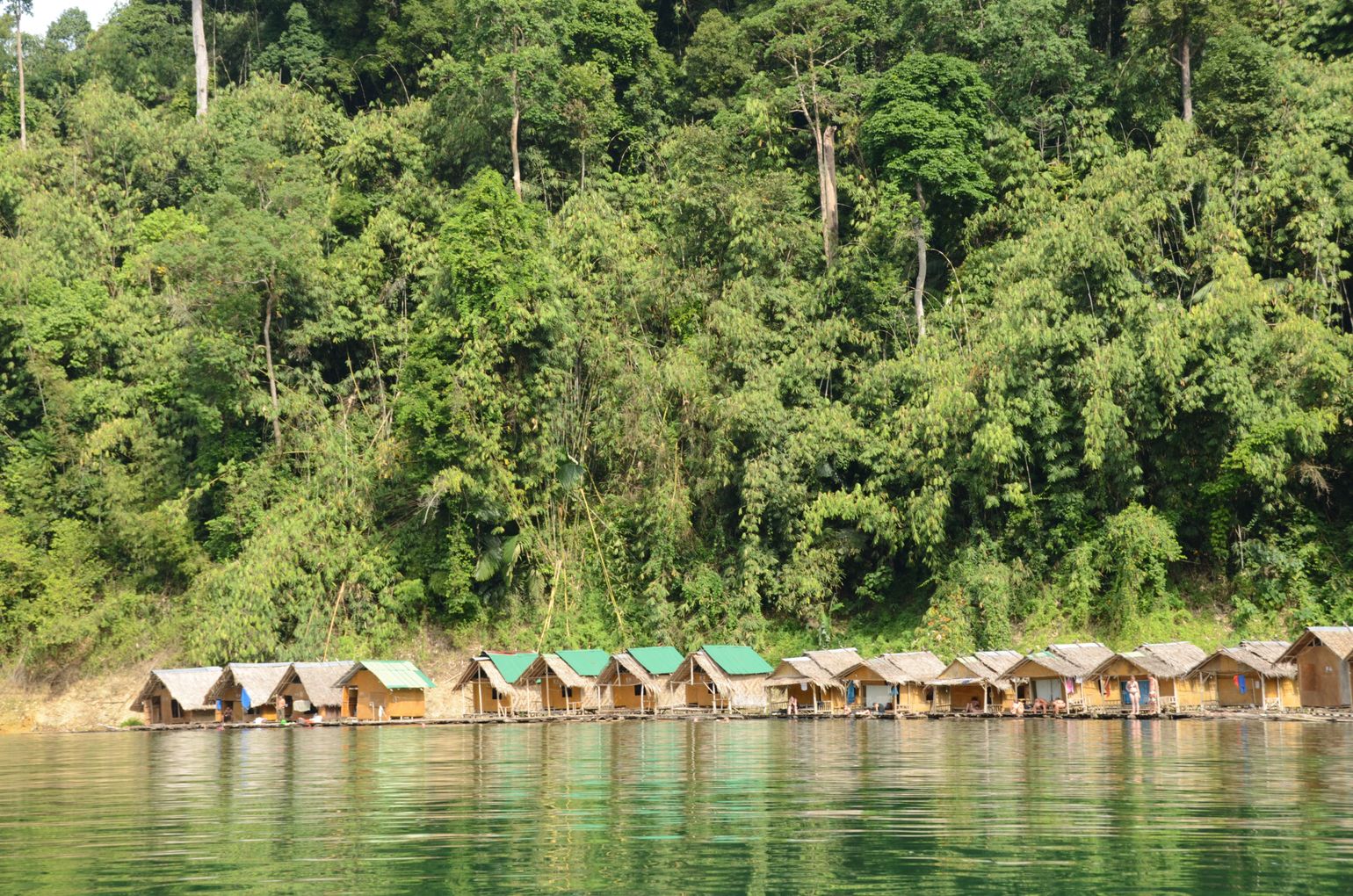 Overnachten in hutjes op het water, Khao Sok, Thailand