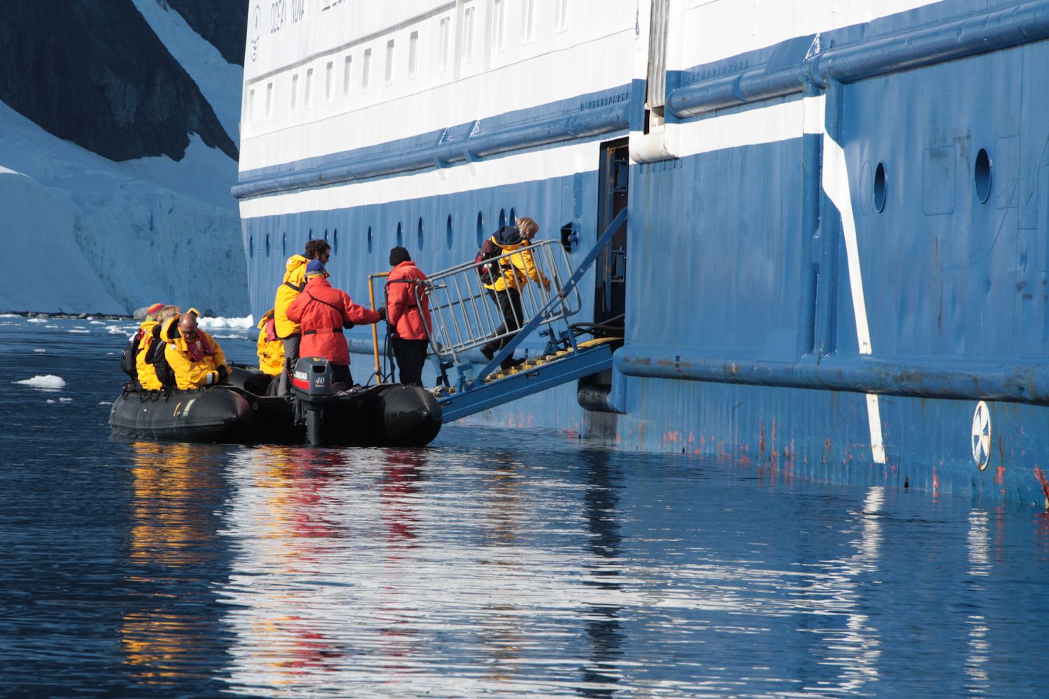 Aan boord van de zodiac op zuidpoolexpeditie