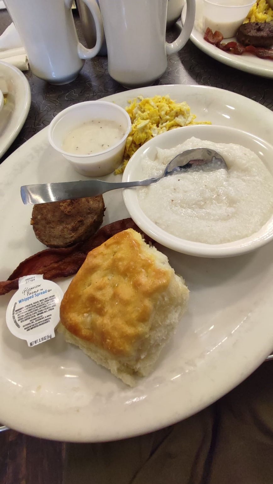 Biscuit & grits
