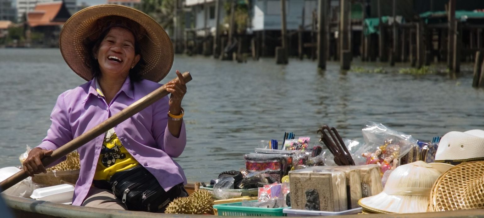Verkoopster op een drijvende markt in Thailand