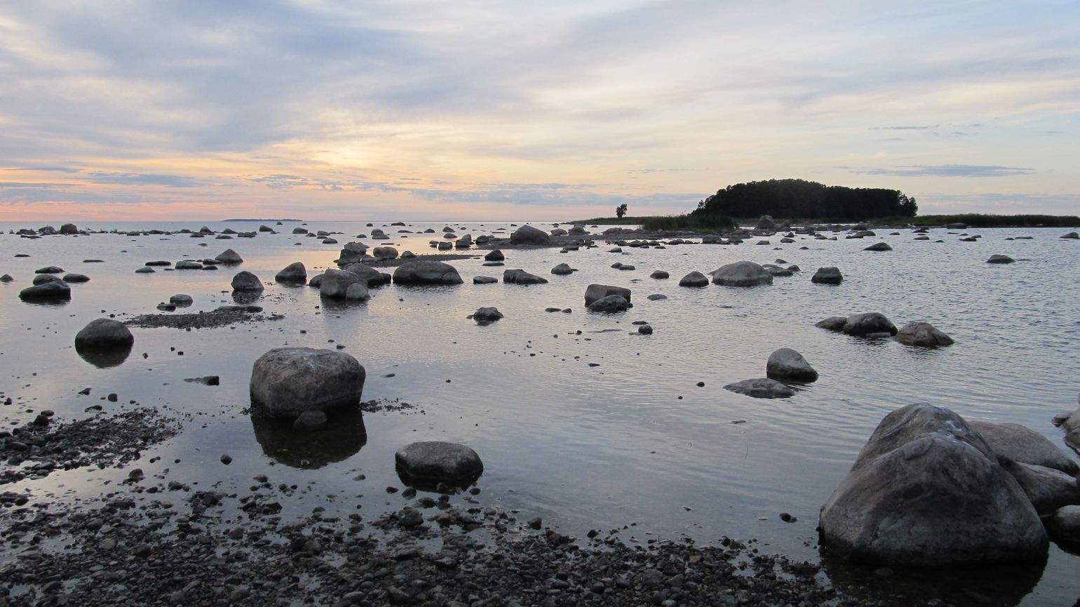 Zwerfkeien aan de kust van Estland, op reis met Joker