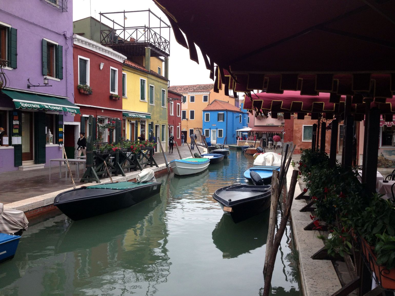 burano: gondels en water in Venetië
