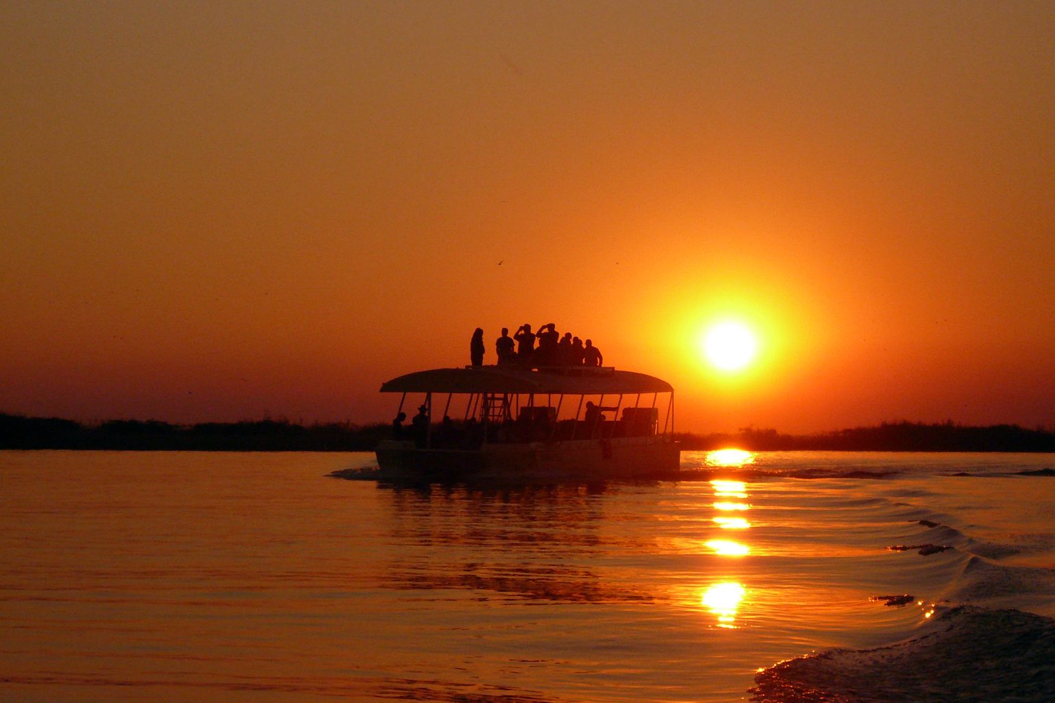 Zonsondergang vanop een safariboot in Chobe National Park, Botswana