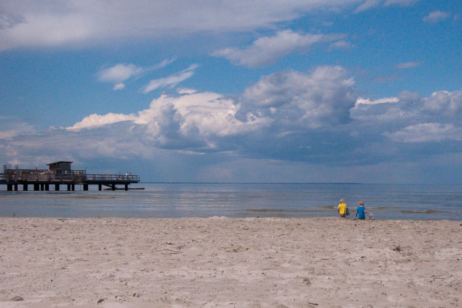 Strand en steigers in Zweden