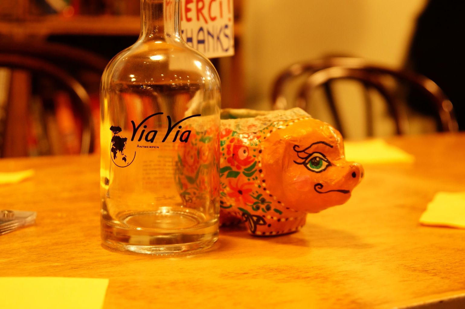 Gefilterd kraantjeswater in glazen flessen in ViaVia Mechelen