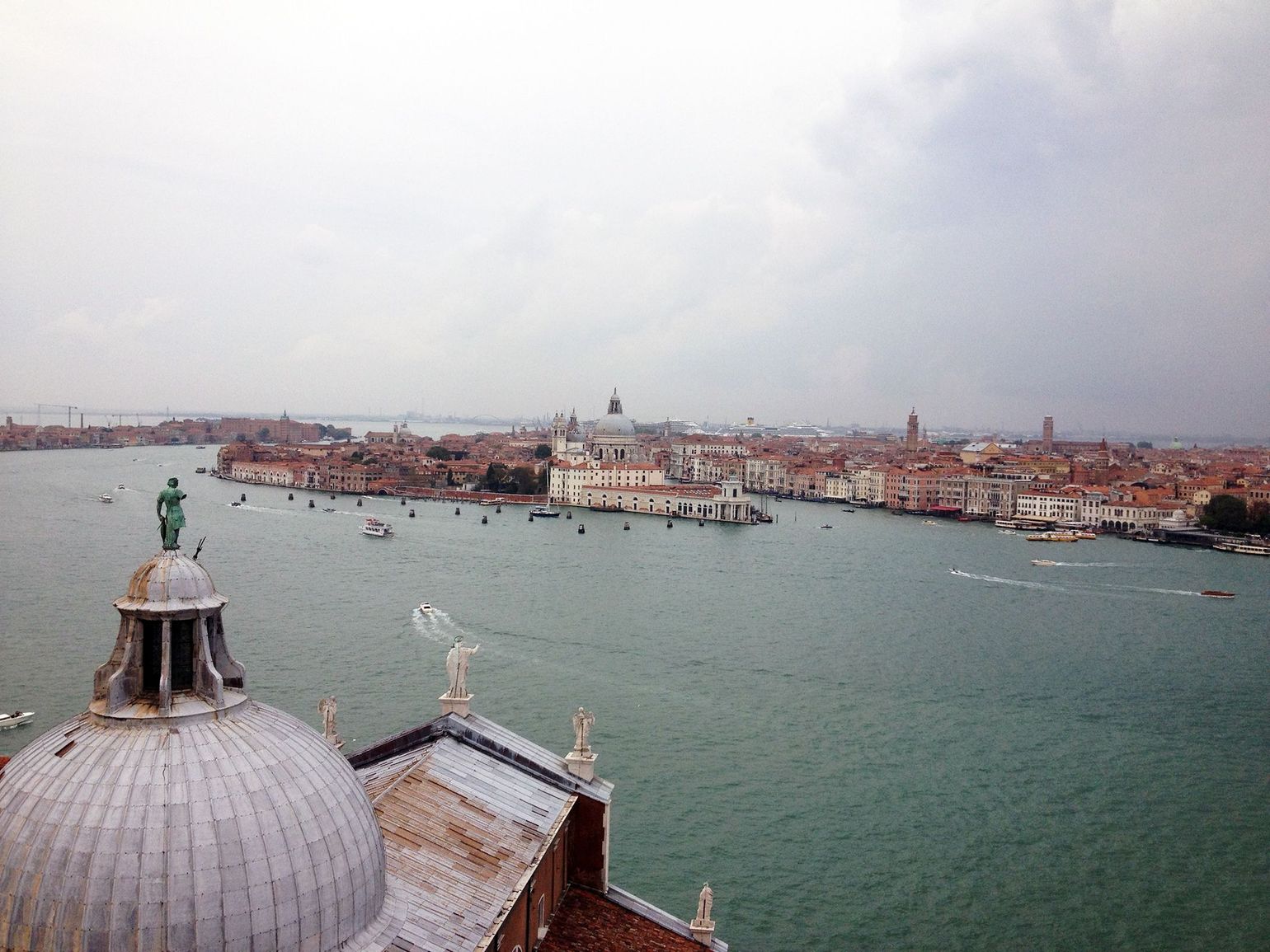 Uitzicht op gran canal vanop san maggiore in venetie