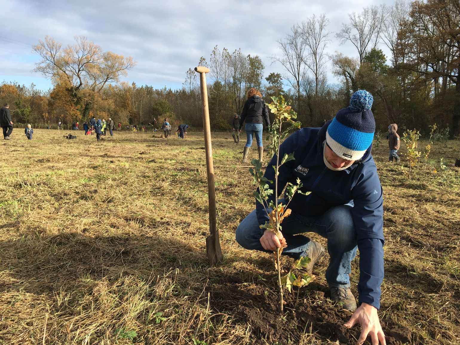 Joker-medewerkers planten bomen