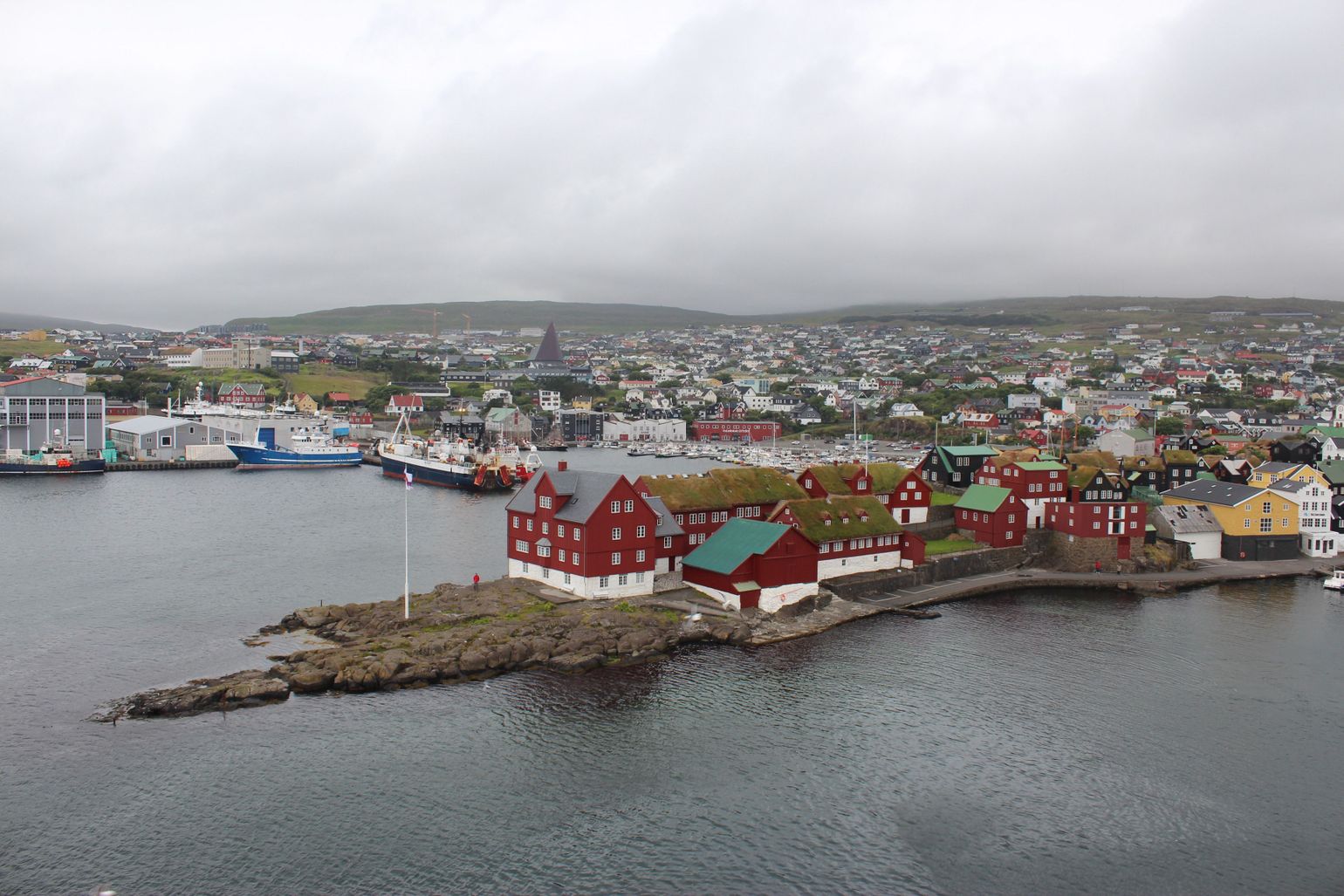 Roadtrip met de camper of campervan in IJsland en de Faeröer (foto: vertrek op de Faeröer richting IJsland)