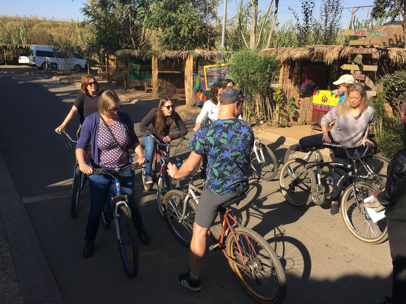 Fietsen  Soweto sloppenwijk Johannesburg Zuid-Afrika