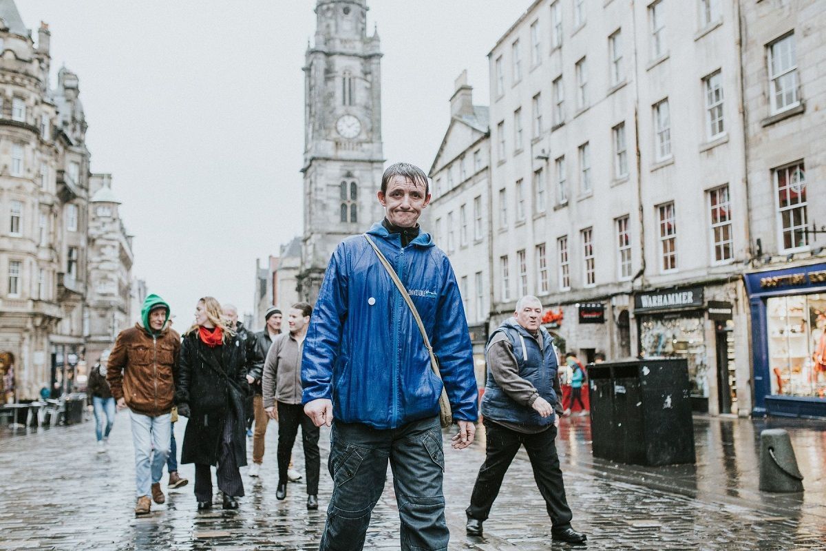 Gegidste stadstours door mensen met achtergrond van dakloosheid