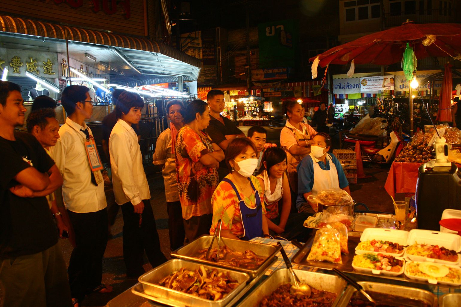 Streetfood op een Thaise avondmarkt