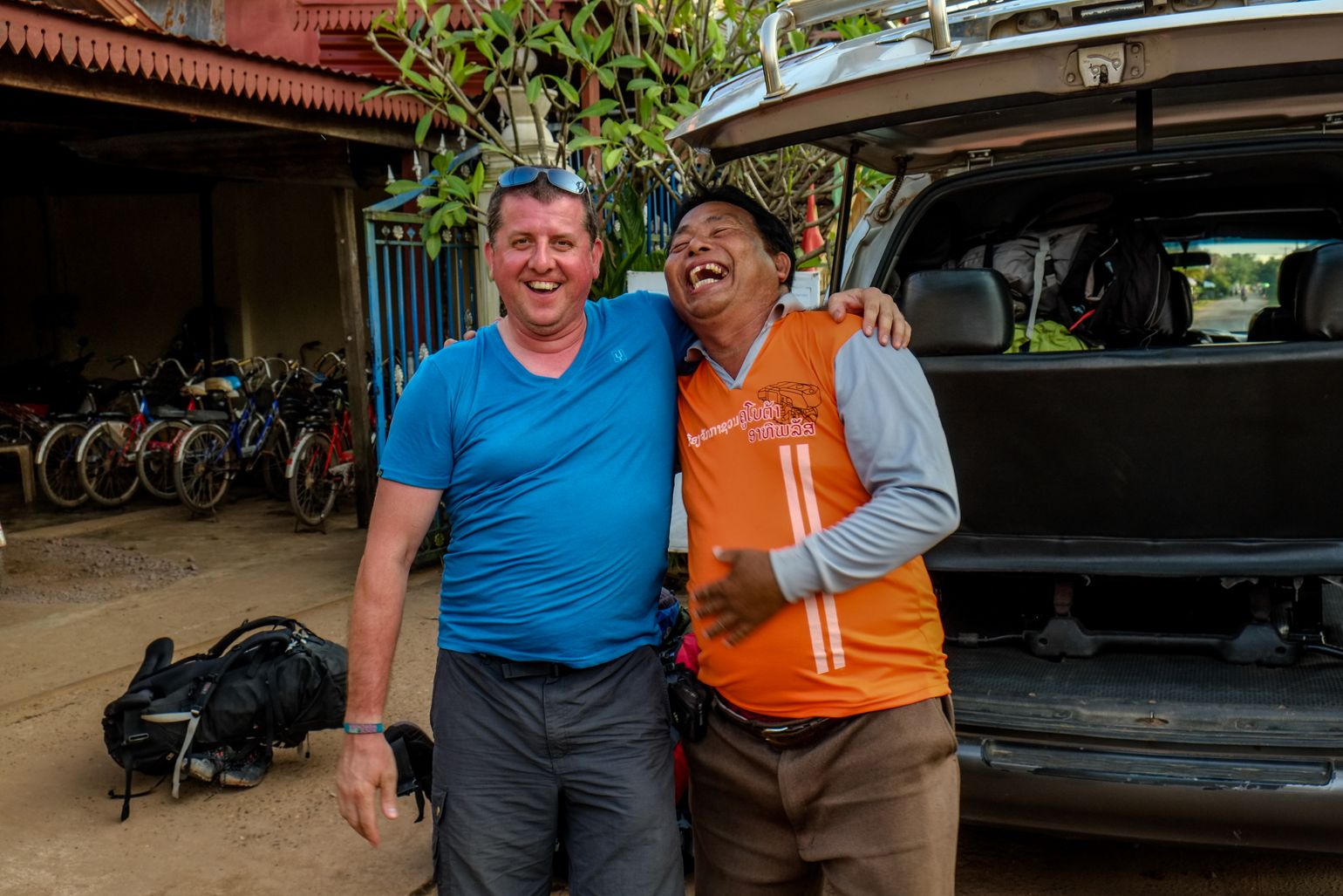 Vriendschap met de gids in Laos