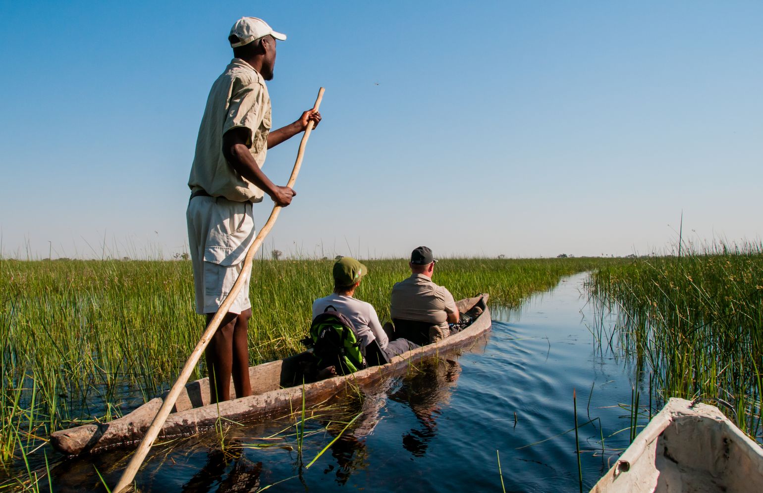 Varen met de mokoro tussen het riet, Botswana