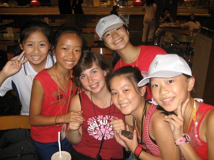 Poseren voor de foto met Chinese meisjes