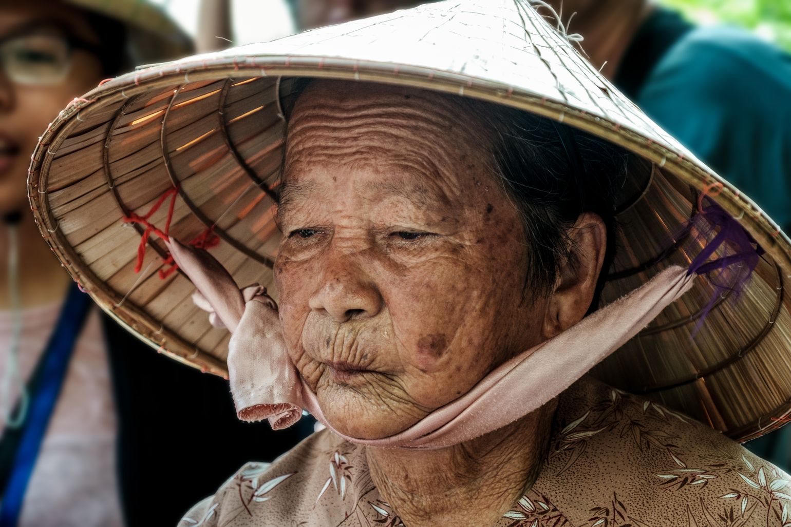 Vrouw die mooie waaiers verkocht als souvenir 