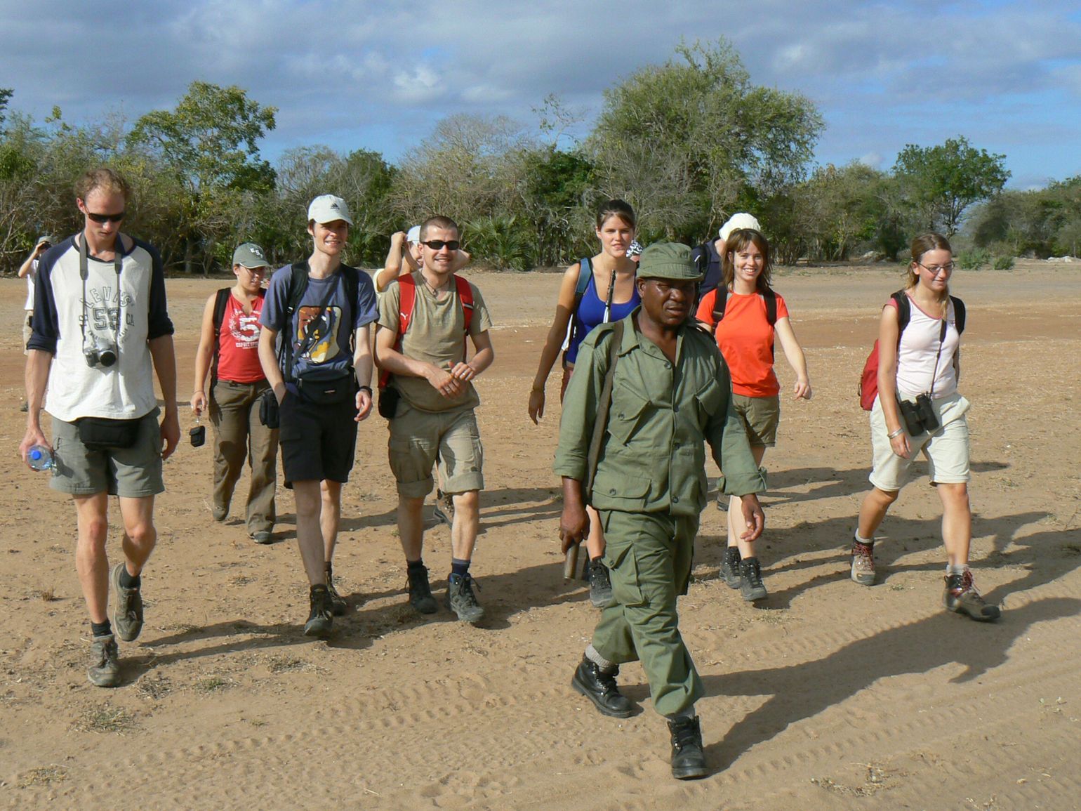 Goed opgeleide gids begeleidt safari met Joker