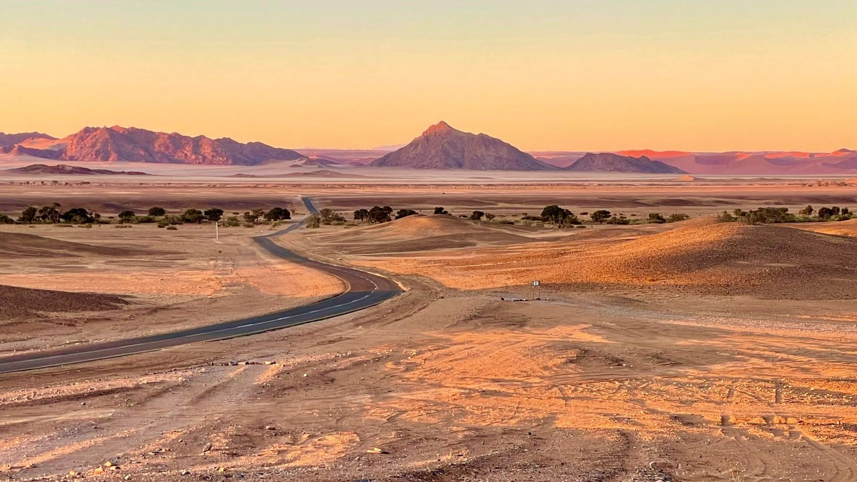 woestijnlandschap met weg in Namibië