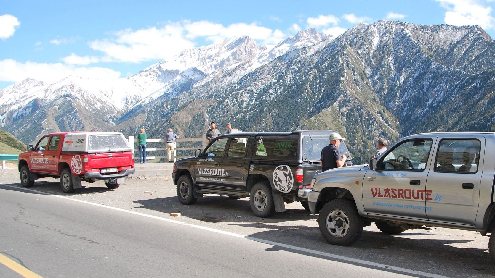 Jeeps aan het meer van de grote draak