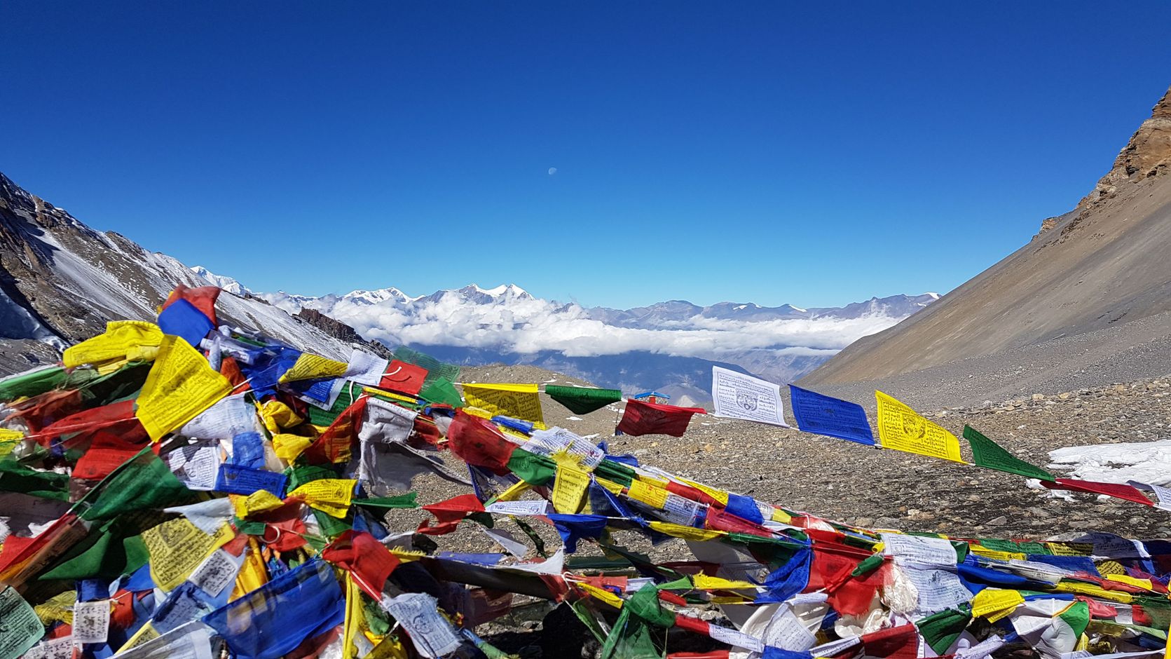 nepal gebedsvlaggetjes in de bergen