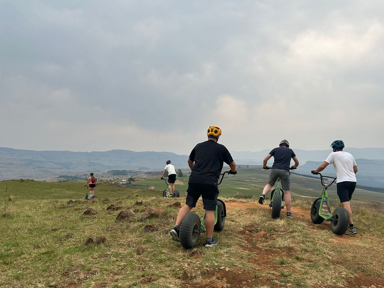 scooter downhill in de drakensbergen