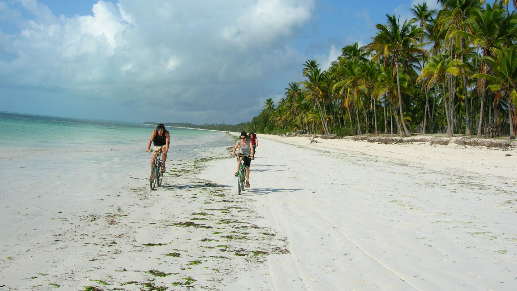 Fietsen op het strand in Zanzibar