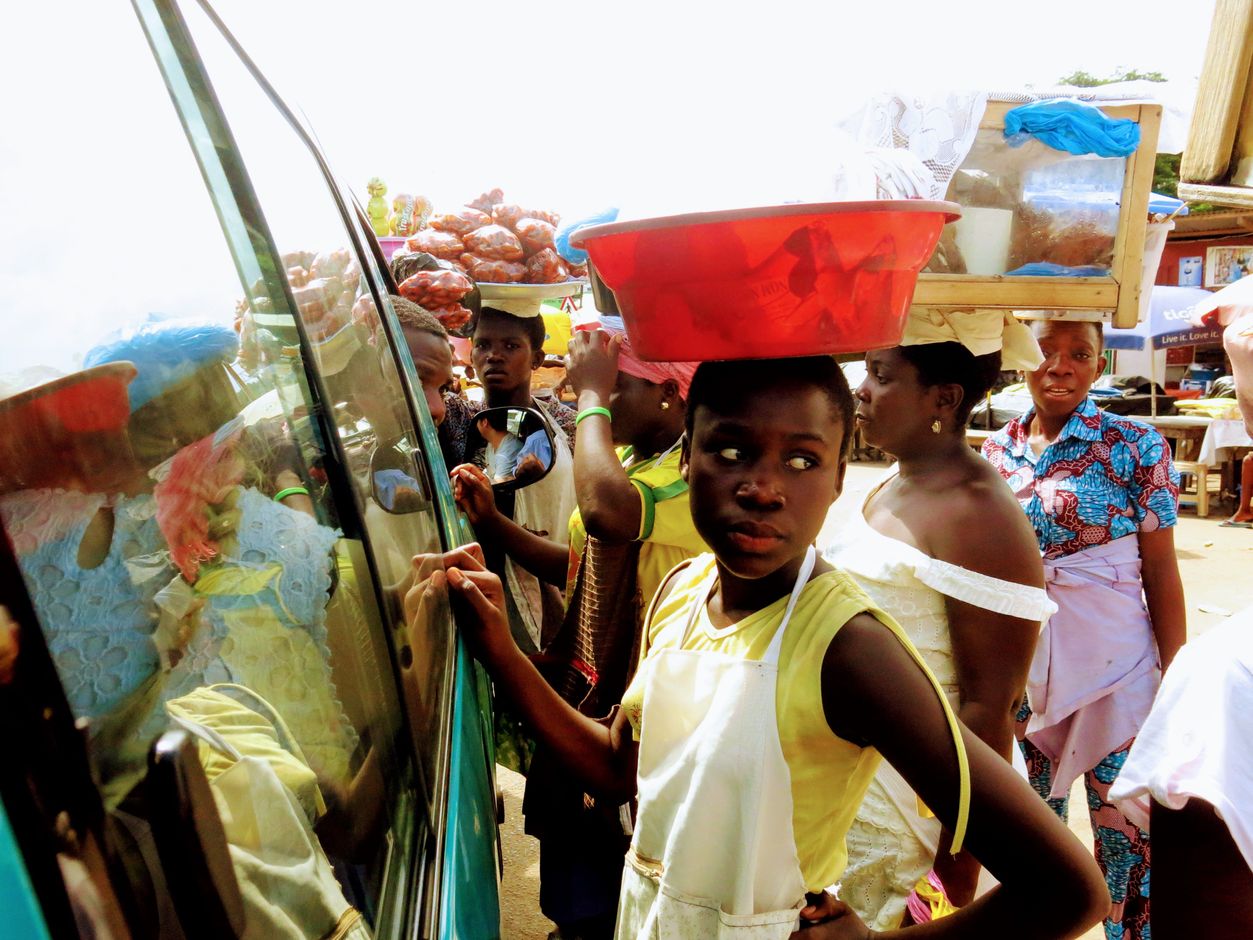 Groepsreis Ghana verkopers onderweg