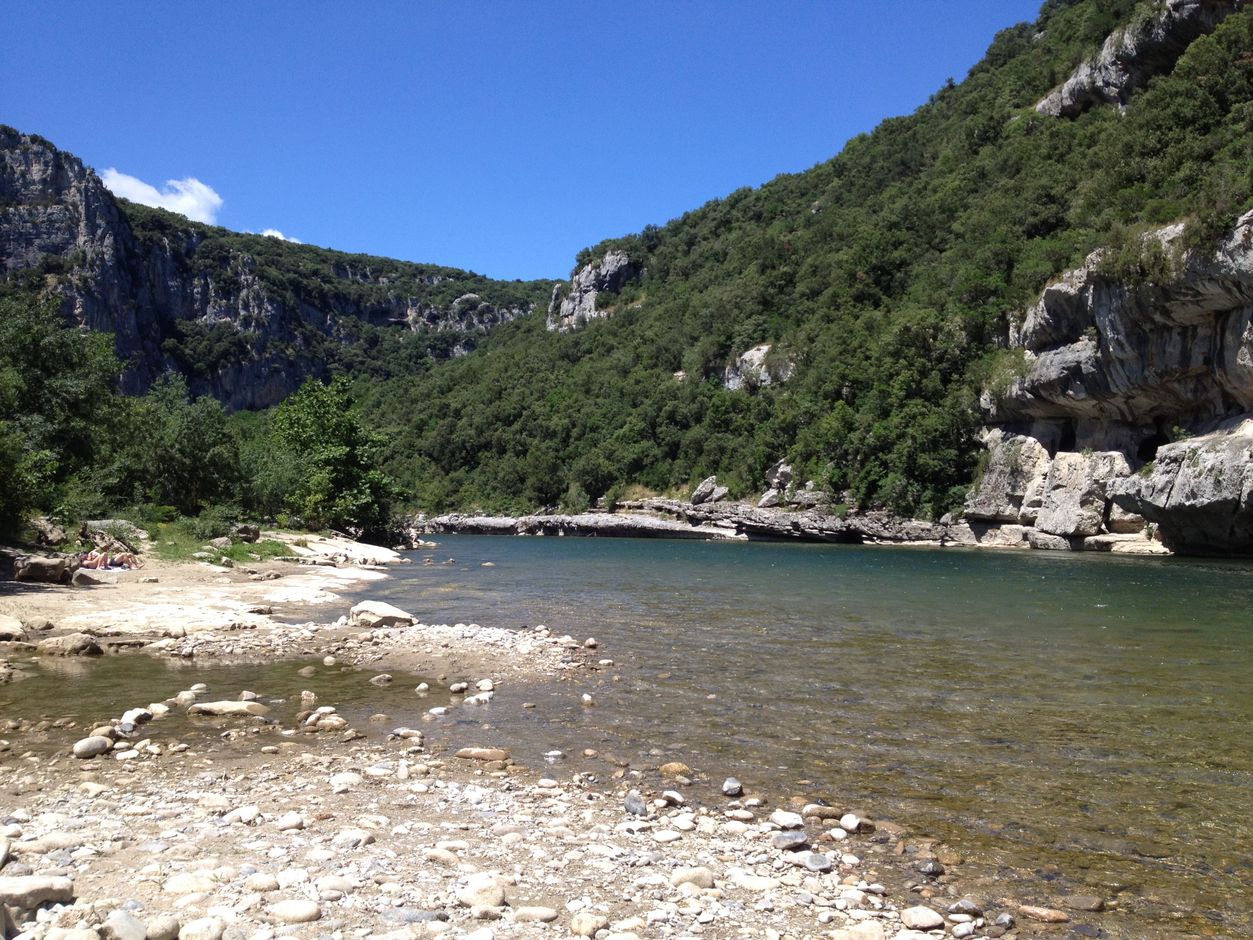 Prachtige natuur langs de Ardèche in Frankrijk